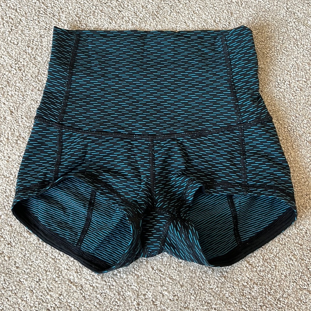 LULULEMON BOOTY SHORTS. SIZE: 2. LIGHT WEAR.